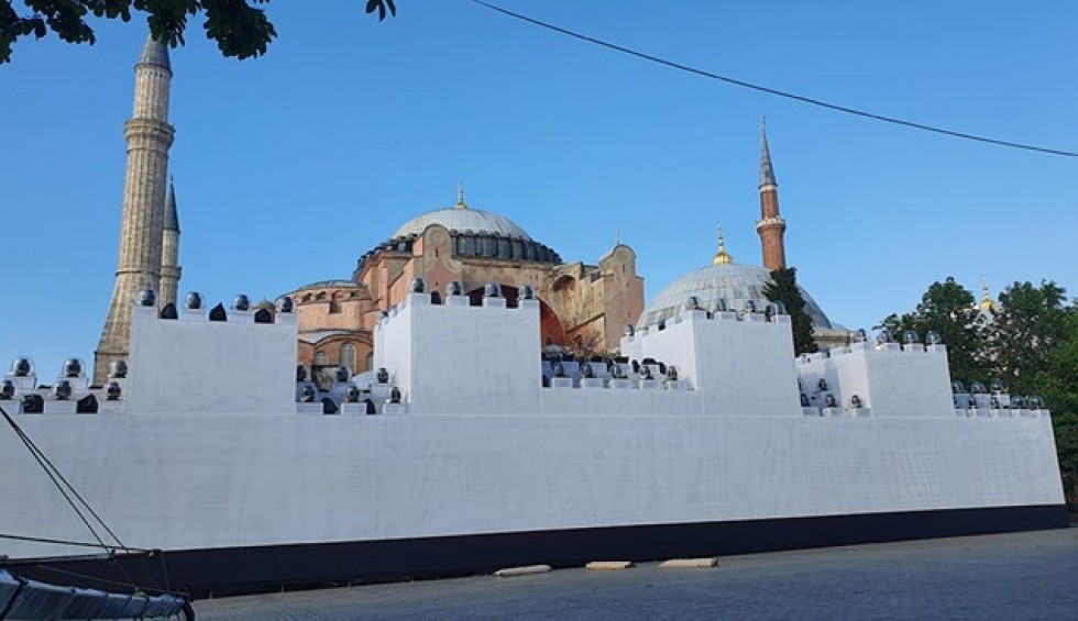 A generic square placeholder image with rounded corners in a figure.