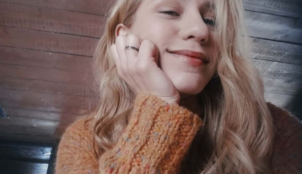 A generic square placeholder image with rounded corners in a figure.