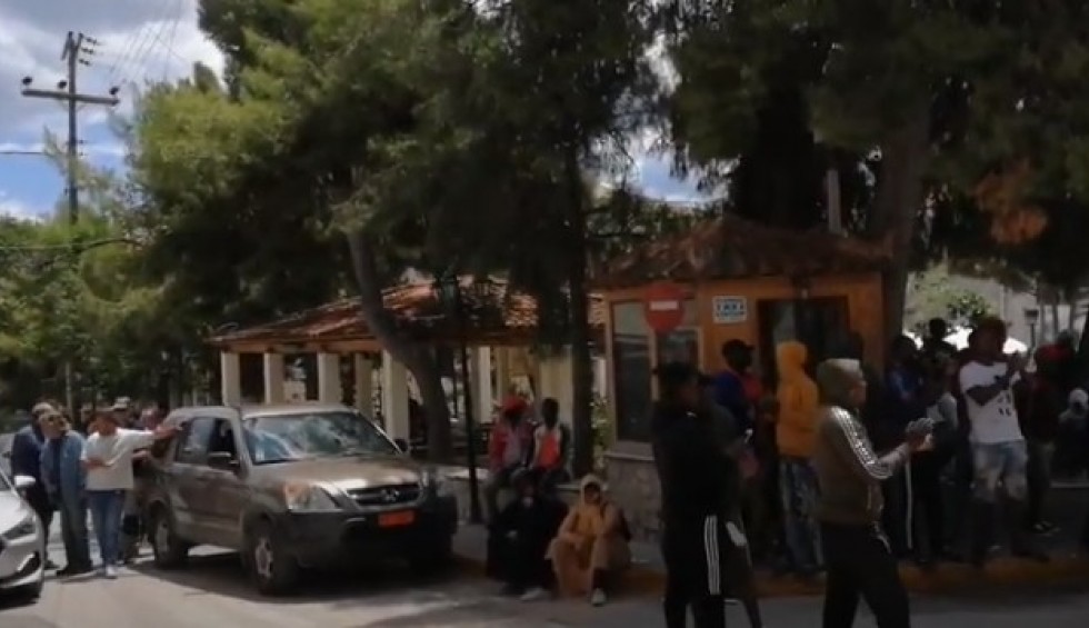 A generic square placeholder image with rounded corners in a figure.