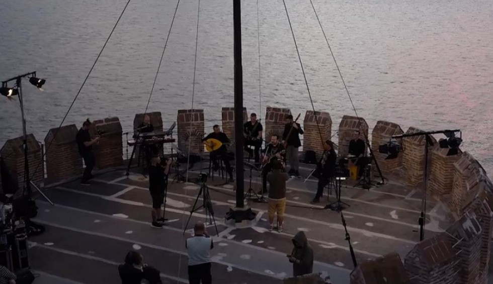 A generic square placeholder image with rounded corners in a figure.