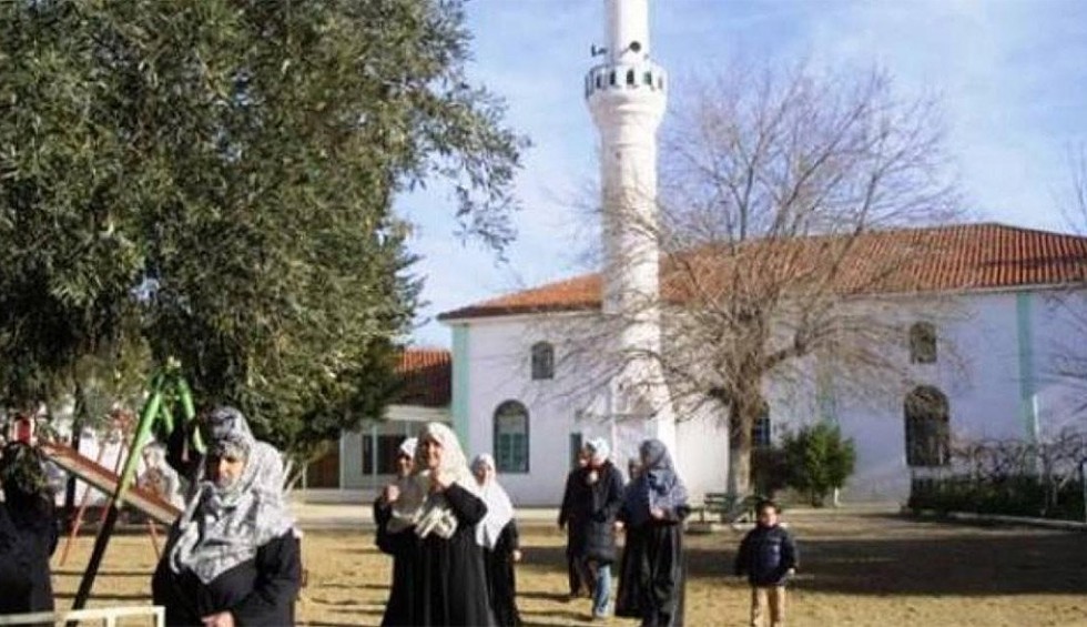 A generic square placeholder image with rounded corners in a figure.