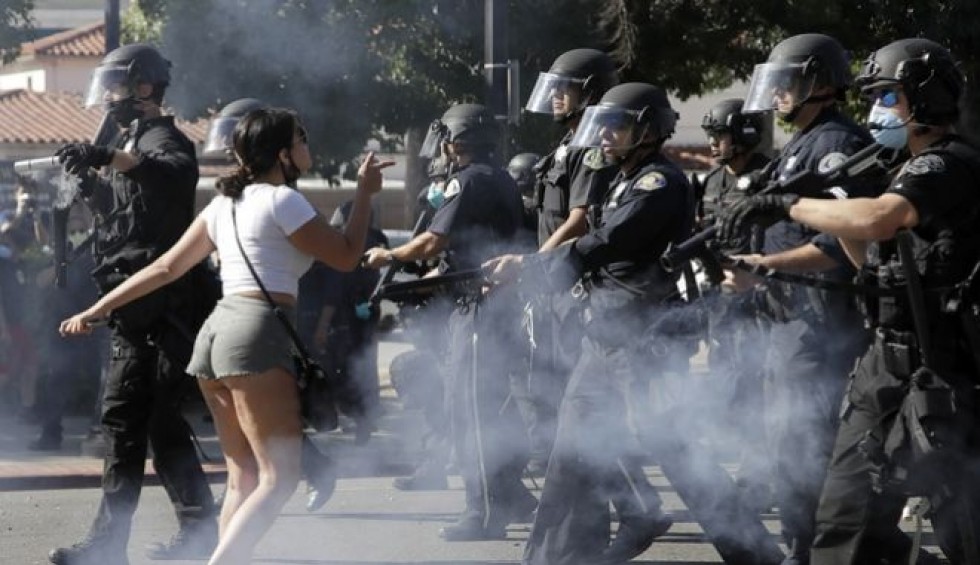 A generic square placeholder image with rounded corners in a figure.