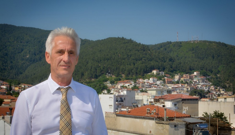 A generic square placeholder image with rounded corners in a figure.