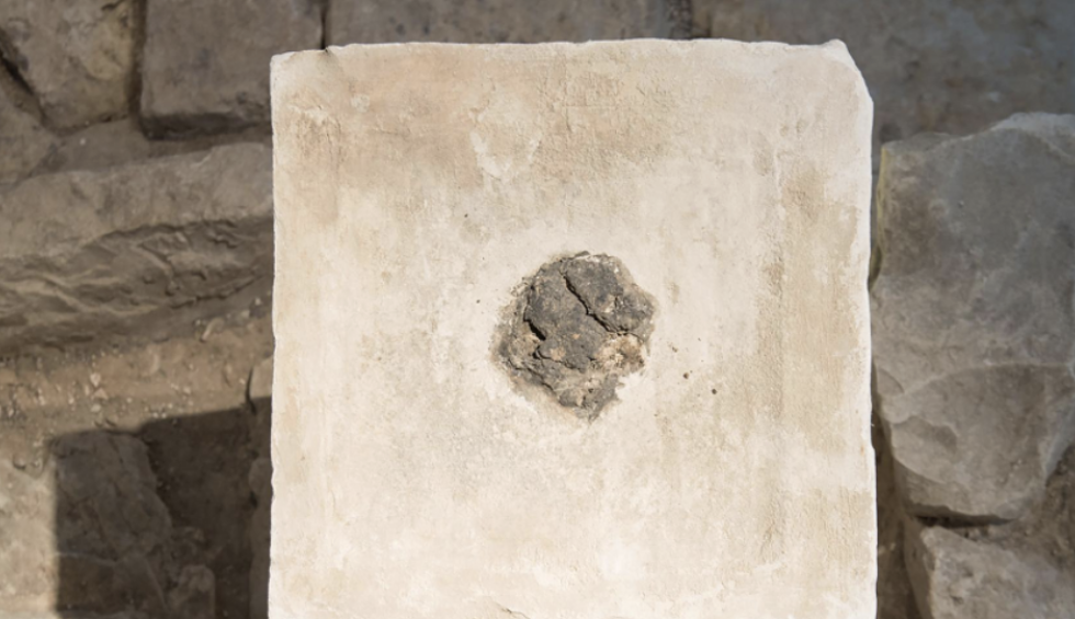 A generic square placeholder image with rounded corners in a figure.