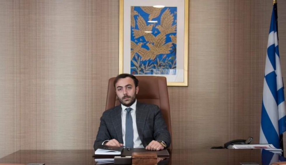 A generic square placeholder image with rounded corners in a figure.