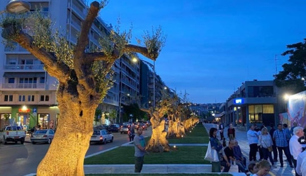 A generic square placeholder image with rounded corners in a figure.