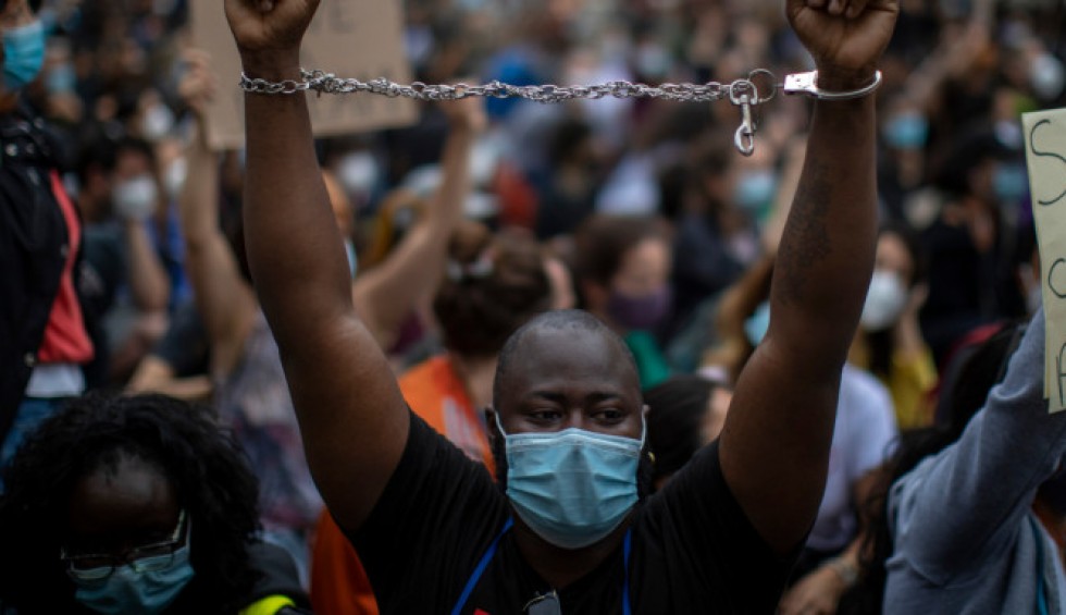 A generic square placeholder image with rounded corners in a figure.