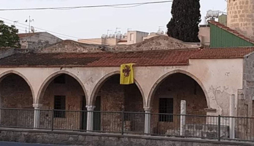 A generic square placeholder image with rounded corners in a figure.