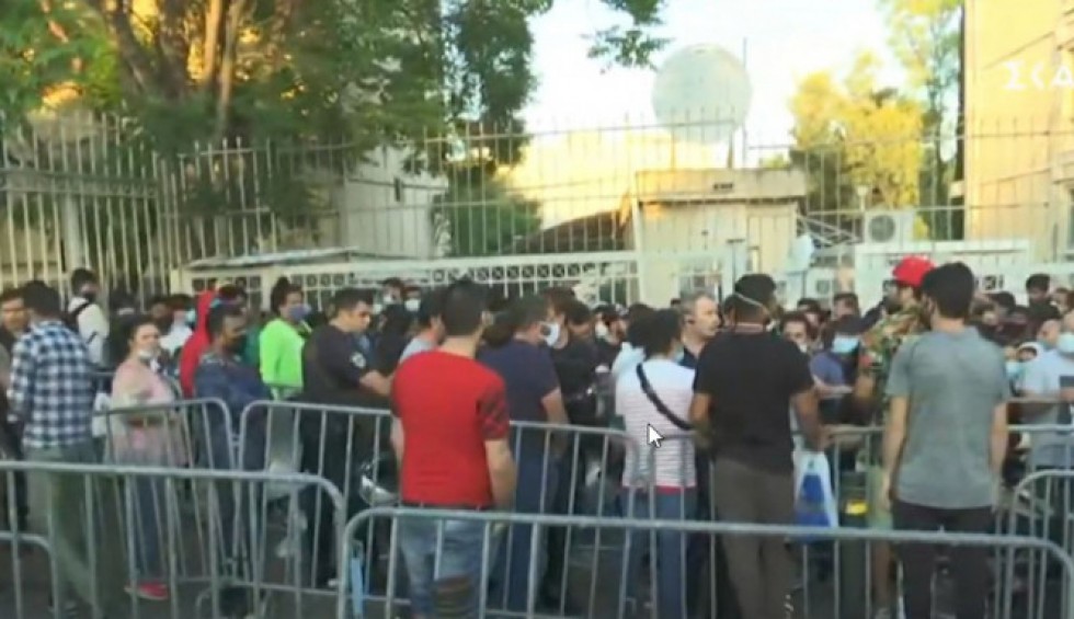 A generic square placeholder image with rounded corners in a figure.