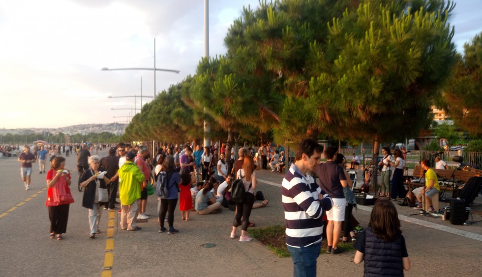 A generic square placeholder image with rounded corners in a figure.