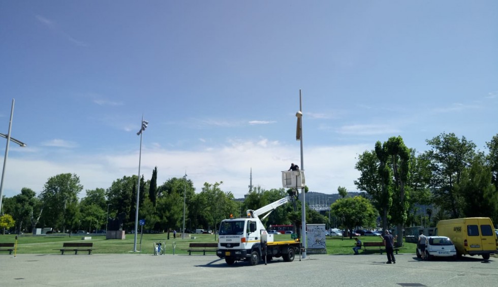 A generic square placeholder image with rounded corners in a figure.