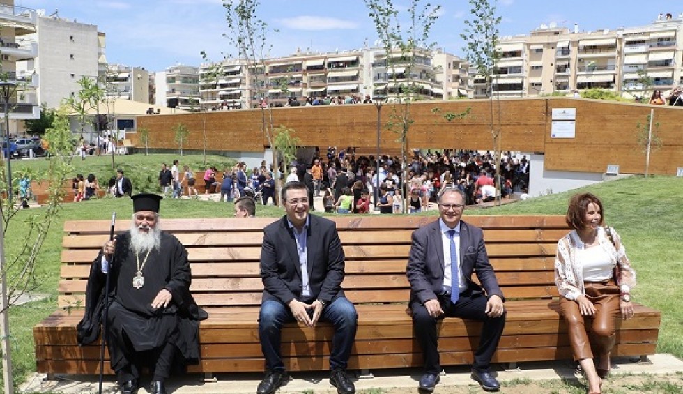 A generic square placeholder image with rounded corners in a figure.