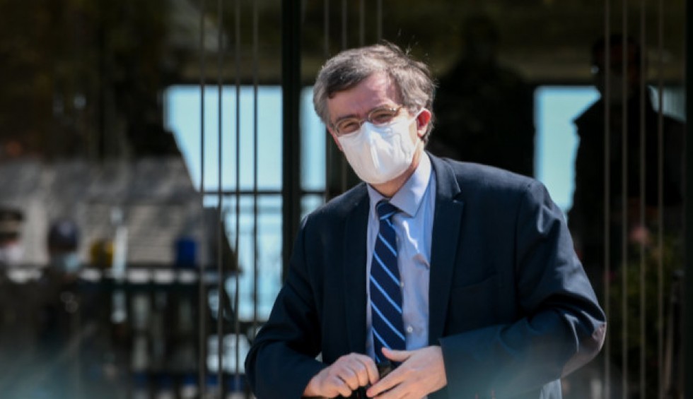 A generic square placeholder image with rounded corners in a figure.