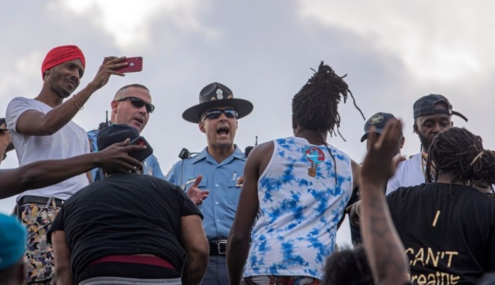 A generic square placeholder image with rounded corners in a figure.