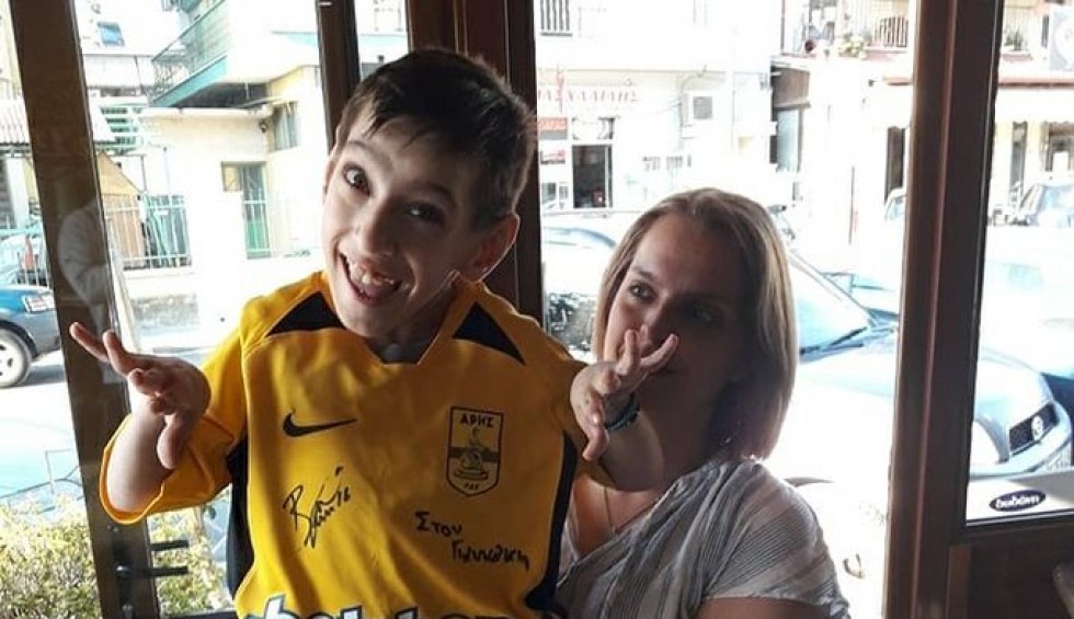 A generic square placeholder image with rounded corners in a figure.