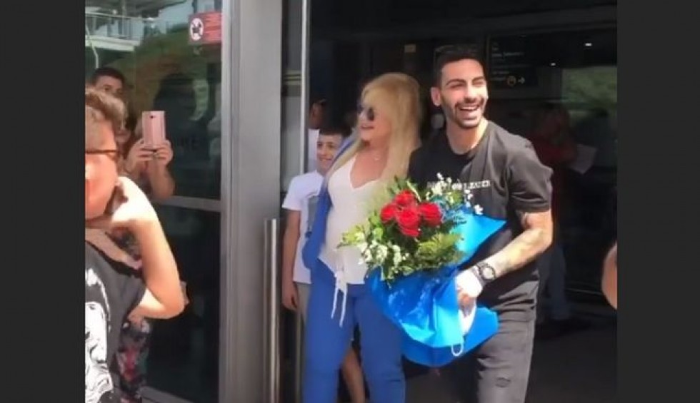 A generic square placeholder image with rounded corners in a figure.