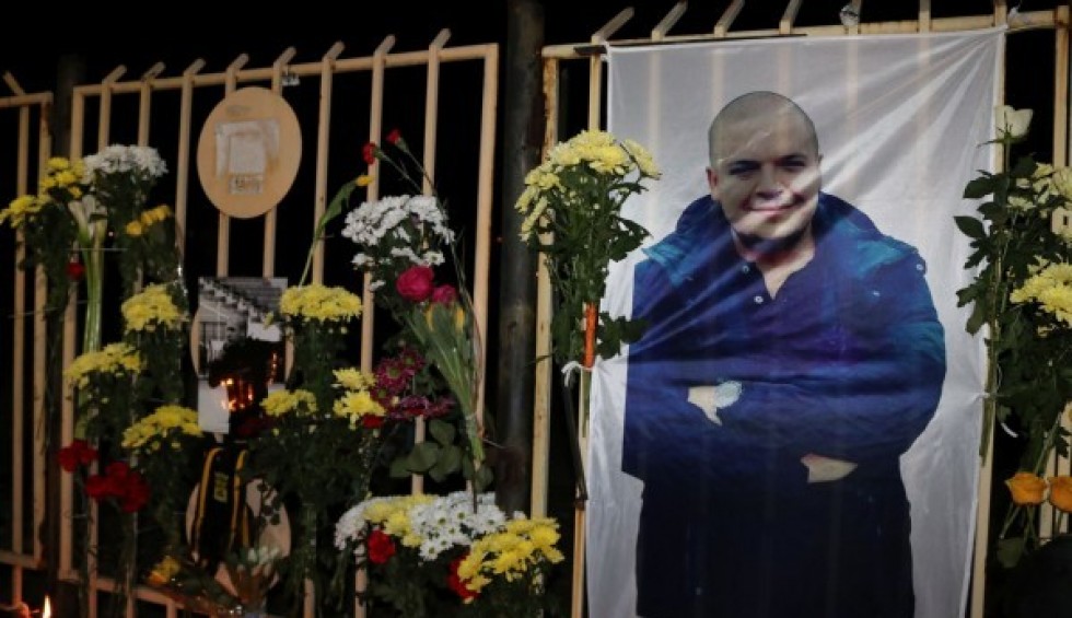 A generic square placeholder image with rounded corners in a figure.