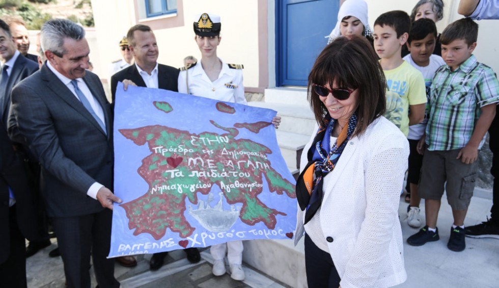 A generic square placeholder image with rounded corners in a figure.