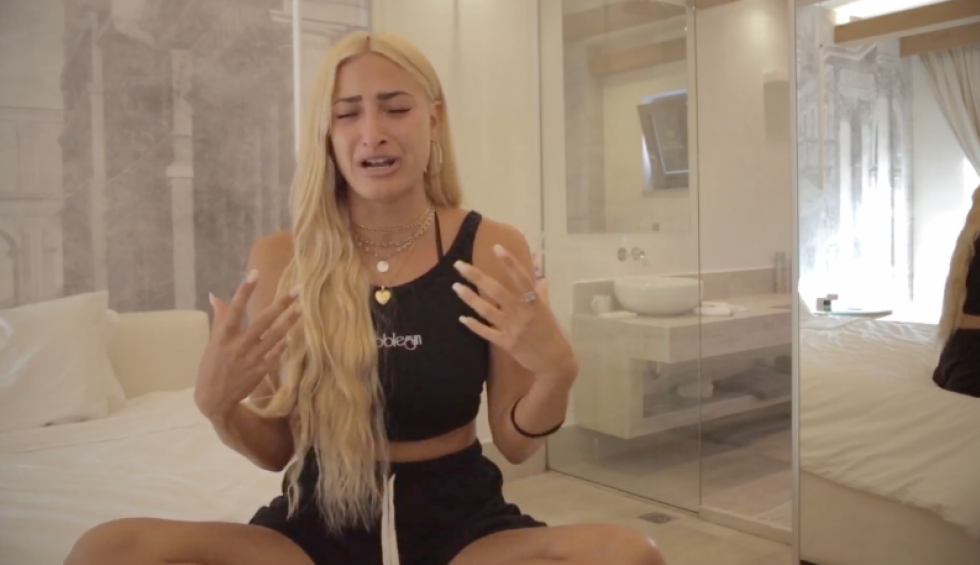 A generic square placeholder image with rounded corners in a figure.