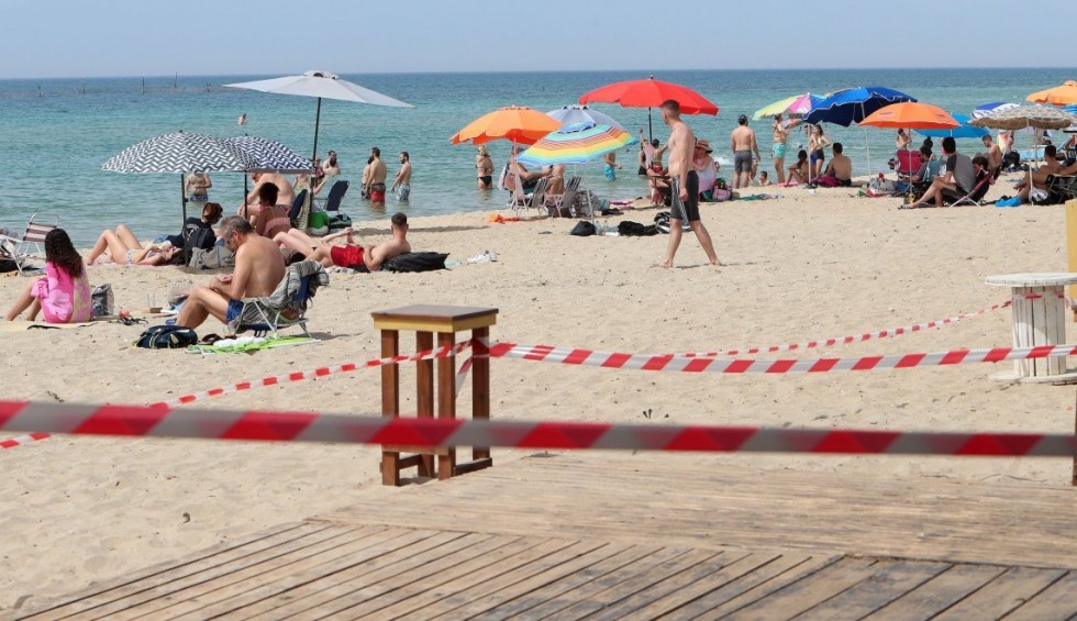 A generic square placeholder image with rounded corners in a figure.