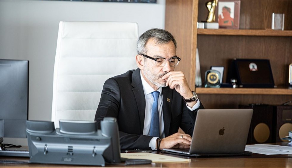 A generic square placeholder image with rounded corners in a figure.