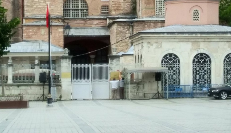 A generic square placeholder image with rounded corners in a figure.