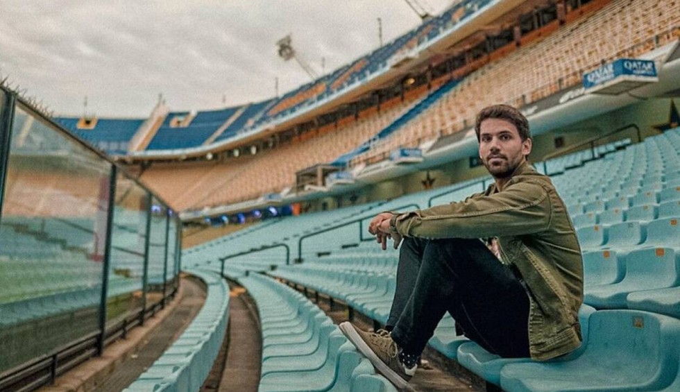 A generic square placeholder image with rounded corners in a figure.