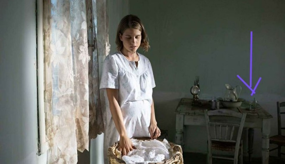 A generic square placeholder image with rounded corners in a figure.