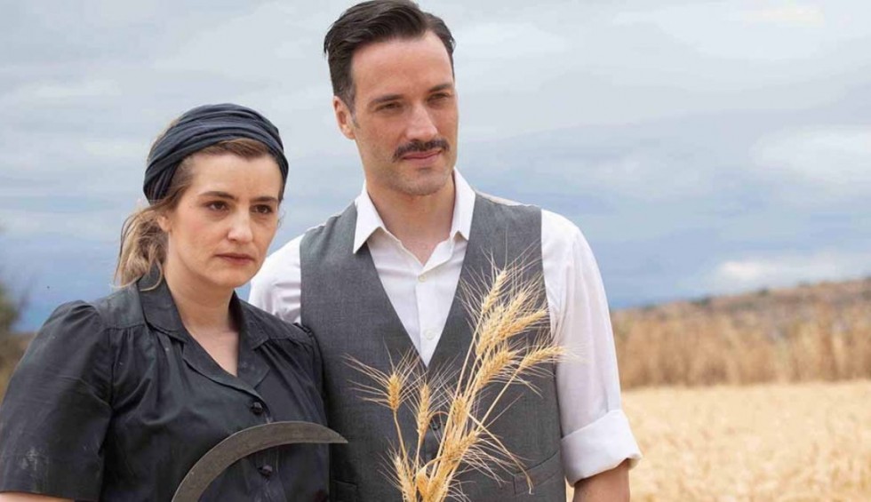 A generic square placeholder image with rounded corners in a figure.