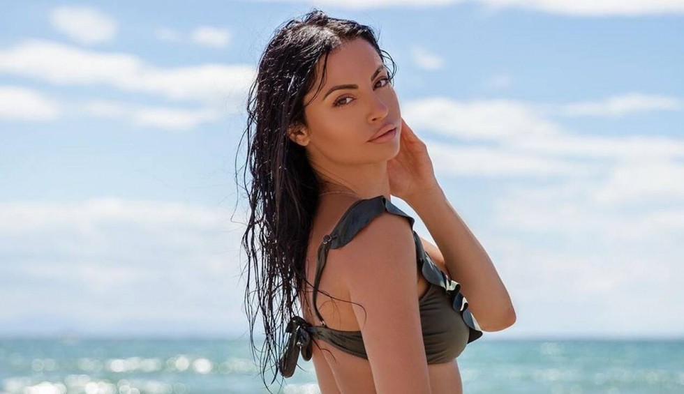 A generic square placeholder image with rounded corners in a figure.