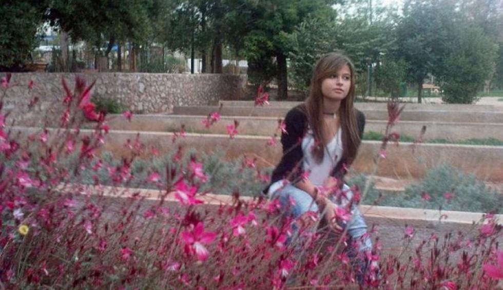 A generic square placeholder image with rounded corners in a figure.