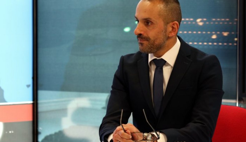 A generic square placeholder image with rounded corners in a figure.