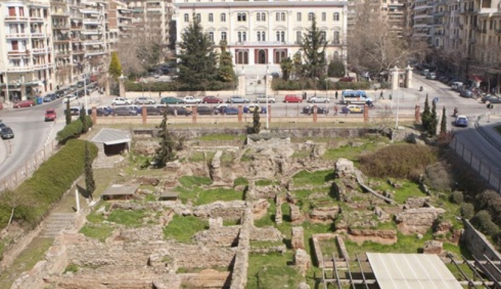 A generic square placeholder image with rounded corners in a figure.