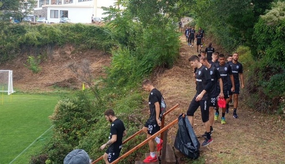 A generic square placeholder image with rounded corners in a figure.