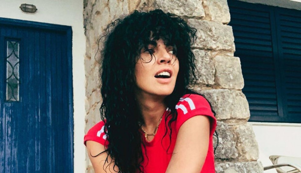 A generic square placeholder image with rounded corners in a figure.