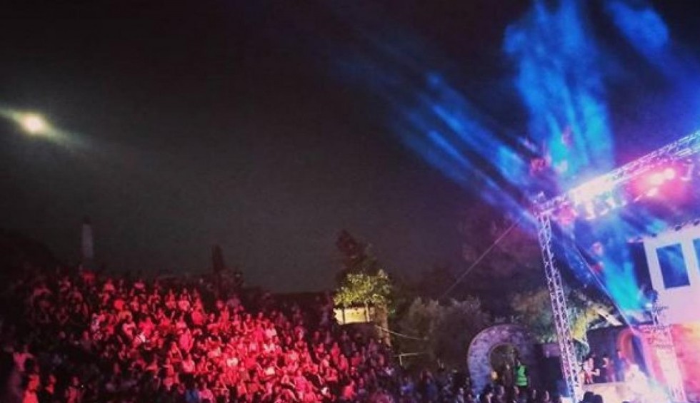 A generic square placeholder image with rounded corners in a figure.