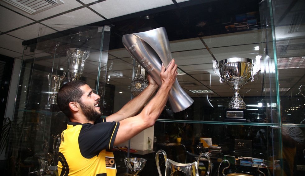 A generic square placeholder image with rounded corners in a figure.