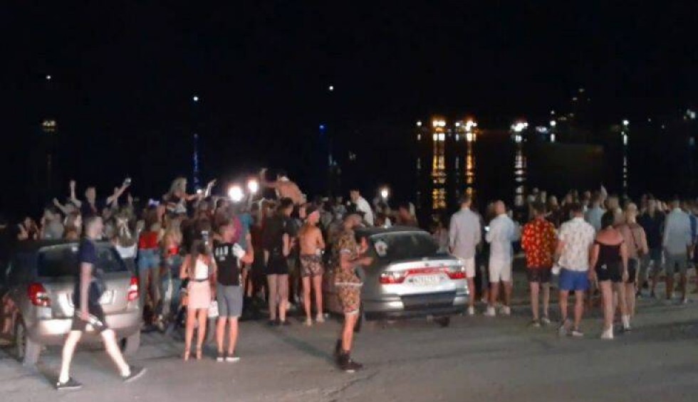 A generic square placeholder image with rounded corners in a figure.