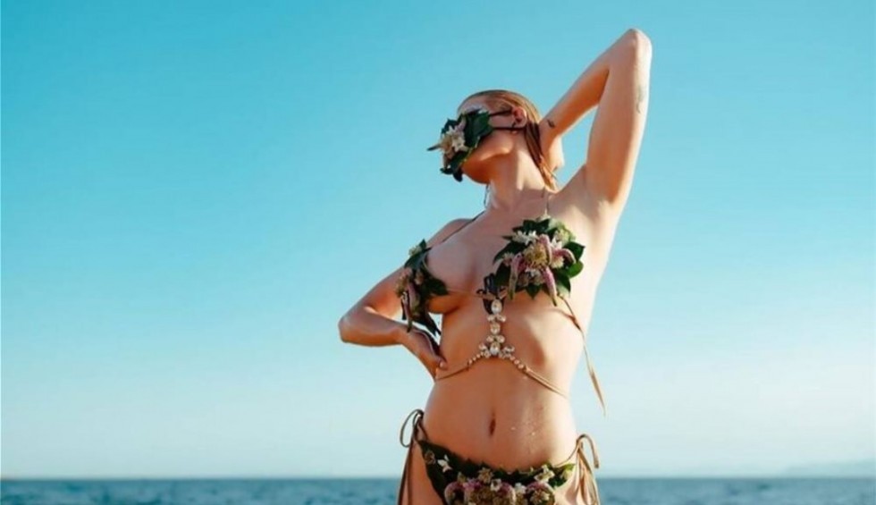 A generic square placeholder image with rounded corners in a figure.