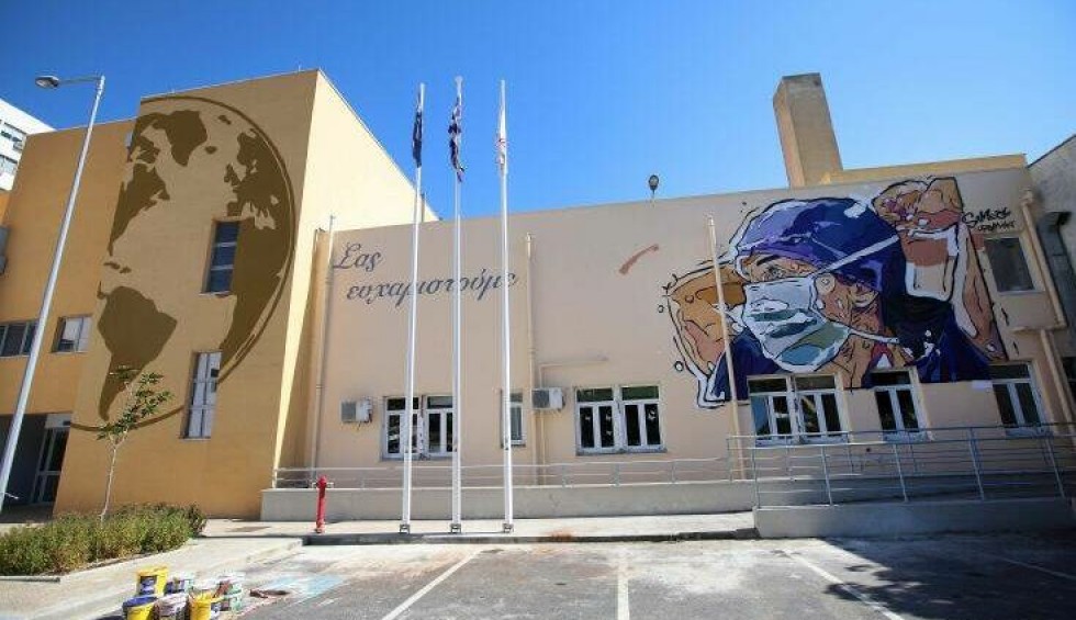 A generic square placeholder image with rounded corners in a figure.