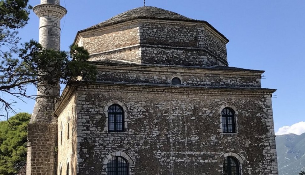 A generic square placeholder image with rounded corners in a figure.