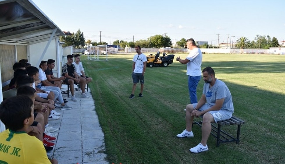 A generic square placeholder image with rounded corners in a figure.