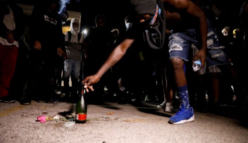 A generic square placeholder image with rounded corners in a figure.