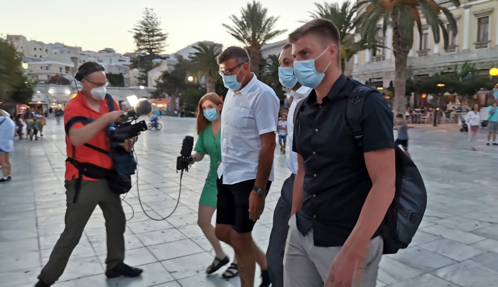 A generic square placeholder image with rounded corners in a figure.