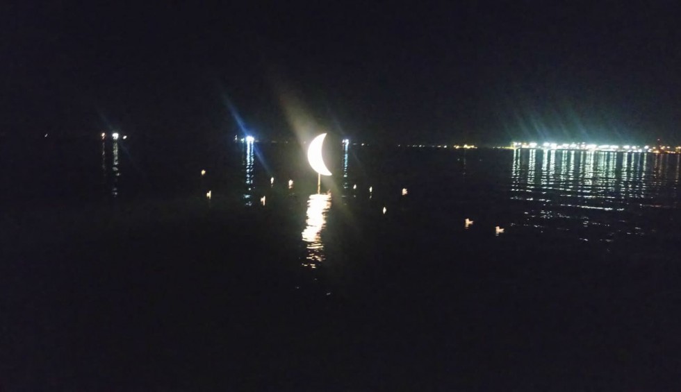 A generic square placeholder image with rounded corners in a figure.