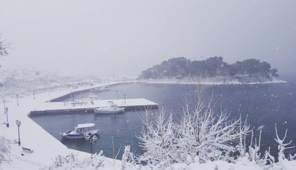 A generic square placeholder image with rounded corners in a figure.