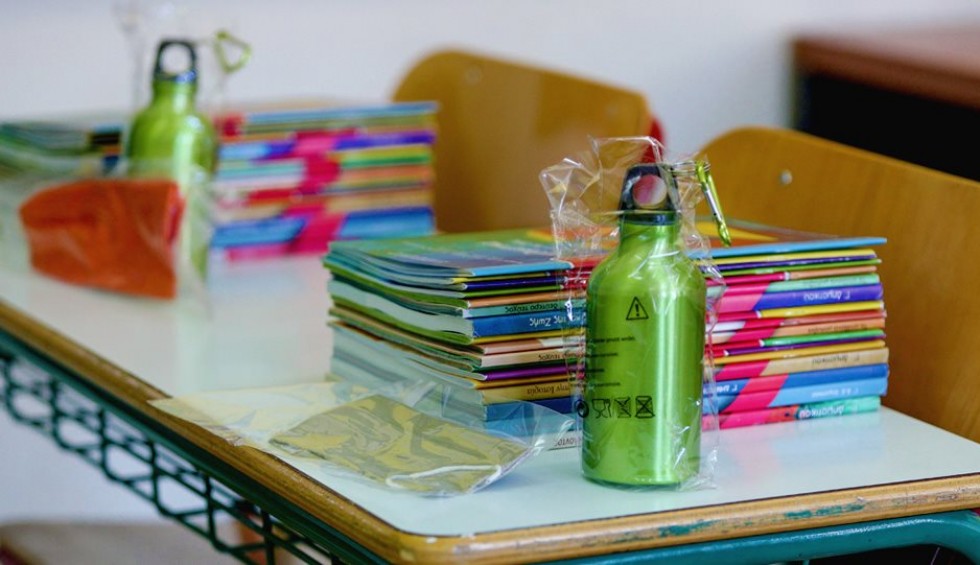 A generic square placeholder image with rounded corners in a figure.