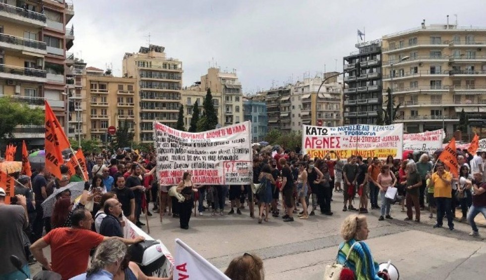 A generic square placeholder image with rounded corners in a figure.