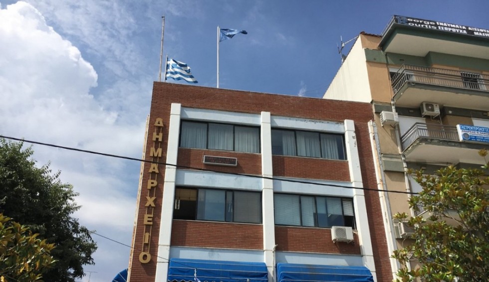 A generic square placeholder image with rounded corners in a figure.