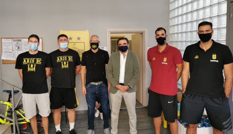 A generic square placeholder image with rounded corners in a figure.